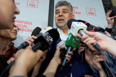 Bükreş, Romanya. 5 Mayıs 2025: Sosyal Demokrat Parti (PSD) genel başkanı ve Başbakan Marcel Ciolacu, Romanya cumhurbaşkanlığından istifa etmek üzere Cotroceni Sarayı 'na giderken basın açıklaması yaptı.