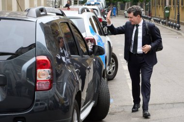 Bükreş, Romanya. 6 Mayıs 2025: Bükreş belediye başkanı ve 2025 Romanya cumhurbaşkanlığı seçimlerinin ilk turunda% 29 oy alarak ikinci olan Nicusor Dan kampanya merkezine geldi.