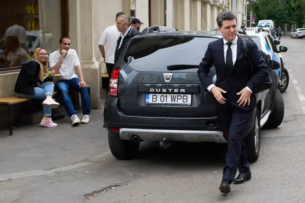 Bükreş, Romanya. 6 Mayıs 2025: Bükreş belediye başkanı ve 2025 Romanya cumhurbaşkanlığı seçimlerinin ilk turunda% 29 oy alarak ikinci olan Nicusor Dan kampanya merkezine geldi.