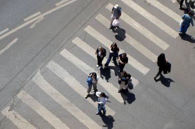 Bükreş, Romanya. 7 Mayıs 2025: Romanya 'nın Bükreş kentindeki kalabalık bir yaya geçidinden insanlar geçiyor.