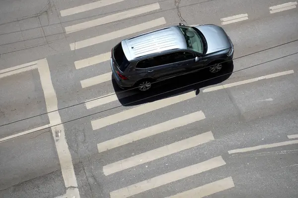 Bükreş, Romanya. 7 Mayıs 2025: Romanya 'nın Bükreş kentindeki bir kavşakta bir araba hızla ilerliyor.