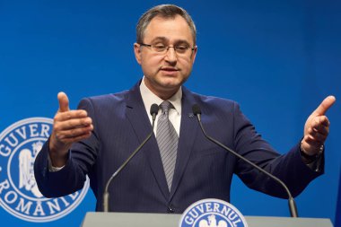 Bükreş, Romanya. 8 Mayıs 2025: Romanya Hükümeti sözcüsü Mihai Constantin, ilk geçici hükümet toplantısı sonrasında Romanya hükümetinin genel merkezi Victoria Sarayı 'nda basın toplantısı düzenledi..
