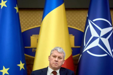 Bükreş, Romanya. 9 Mayıs 2025: Romanya 'nın geçici Başbakanı Catalin Predoiu, Romanya Hükümeti' nin genel merkezindeki Victoria Sarayı 'nda gazetecilerle gayrı resmi bir görüşme yaptı.