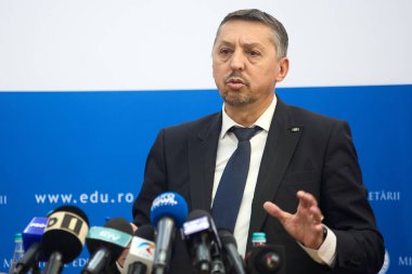 Bükreş, Romanya. 21 Mayıs 2025: Romanya Eğitim Bakanı Daniel David, Eğitim Bakanlığı genel merkezinde düzenlediği basın toplantısında konuştu.