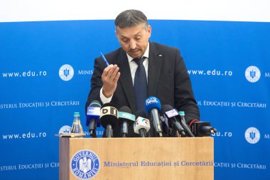 Bükreş, Romanya. 21 Mayıs 2025: Romanya Eğitim Bakanı Daniel David, Eğitim Bakanlığı genel merkezinde düzenlediği basın toplantısında konuştu.