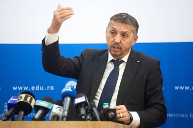 Bükreş, Romanya. 21 Mayıs 2025: Romanya Eğitim Bakanı Daniel David, Eğitim Bakanlığı genel merkezinde düzenlediği basın toplantısında konuştu.