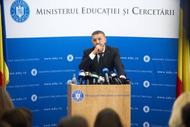 Bükreş, Romanya. 21 Mayıs 2025: Romanya Eğitim Bakanı Daniel David, Eğitim Bakanlığı genel merkezinde düzenlediği basın toplantısında konuştu.