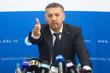 Bükreş, Romanya. 21 Mayıs 2025: Romanya Eğitim Bakanı Daniel David, Eğitim Bakanlığı genel merkezinde düzenlediği basın toplantısında konuştu.