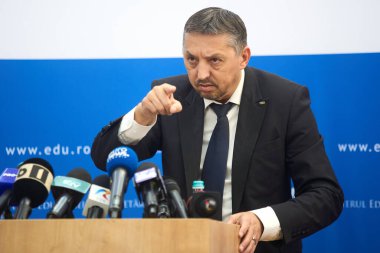 Bükreş, Romanya. 21 Mayıs 2025: Romanya Eğitim Bakanı Daniel David, Eğitim Bakanlığı genel merkezinde düzenlediği basın toplantısında konuştu.