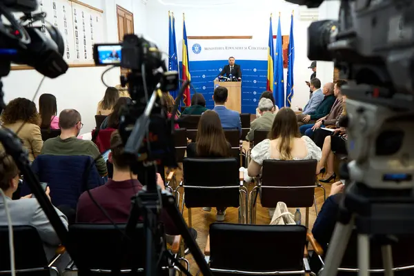 Bükreş, Romanya. 21 Mayıs 2025: Romanya Eğitim Bakanı Daniel David, Eğitim Bakanlığı genel merkezinde düzenlediği basın toplantısında konuştu.