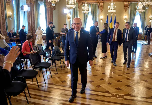 Bükreş, Romanya. 21 Mayıs 2025: Romanya 'nın geçici cumhurbaşkanı Ilie Bolojan, görev süresinin sonunda Romanya Cumhurbaşkanlığı Sarayı' nda düzenlediği basın toplantısı sonrasında ayrıldı.