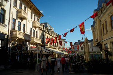 Craiova, Dolj. 31 Mayıs 2025: Craiova 'daki eski kasabanın sokakları şehir kutlamaları ve belgelenen ilk konuşmasının 550. yıldönümü boyunca insanlarla doludur..