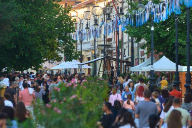 Craiova, Dolj. 31 Mayıs 2025: Craiova 'daki eski kasabanın sokakları şehir kutlamaları ve belgelenen ilk konuşmasının 550. yıldönümü boyunca insanlarla doludur..