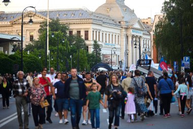 Craiova, Dolj. 31 Mayıs 2025: Craiova şehir merkezinde insanlar yürüyor, şehir kutlamaları vesilesiyle ve belgelenen ilk konuşmasının 550. yıldönümünde bir yaya bölgesine dönüştürüldü..