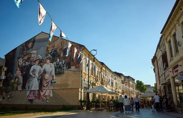 Craiova, Dolj. 31 Mayıs 2025: Craiova 'daki eski kasabanın sokakları şehir kutlamaları ve belgelenen ilk konuşmasının 550. yıldönümü boyunca insanlarla doludur..