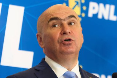 Bükreş, Romanya. 2 Haziran 2025: Ulusal Liberal Parti (PNL) geçici başkanı Ilie Bolojan, Ulusal Liberal Parti Ulusal Politik Bürosu toplantısının ardından basın toplantısı düzenledi..