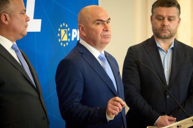 Bükreş, Romanya. 2 Haziran 2025: Ulusal Liberal Parti (PNL) geçici başkanı Ilie Bolojan (C), Ulusal Liberal Parti Ulusal Siyasi Bürosu 'nun toplantısının ardından basın toplantısı düzenledi..