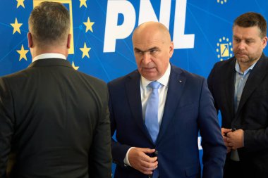 Bükreş, Romanya. 2 Haziran 2025: Ulusal Liberal Parti (PNL) geçici başkanı Ilie Bolojan (C), Ulusal Liberal Parti Ulusal Siyasi Bürosu 'nun toplantısının ardından basın toplantısı düzenledi..