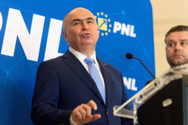 Bükreş, Romanya. 2 Haziran 2025: Ulusal Liberal Parti (PNL) geçici başkanı Ilie Bolojan, Ulusal Liberal Parti Ulusal Politik Bürosu toplantısının ardından basın toplantısı düzenledi..