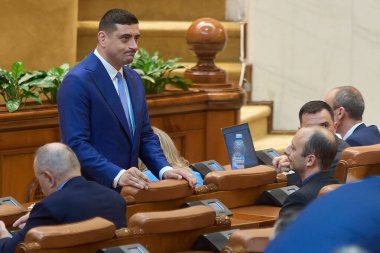 Bükreş, Romanya. 2 Haziran 2025: Rumen Birliği İttifakı (AUR) başkanı George Simion, Romanya Parlamentosu 'ndaki Temsilciler Meclisi genel kurul toplantısına katıldı..