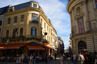 Bükreş, Romanya. 2 Haziran 2025: Bükreş 'te güzel mimarisi, barları, barları, kafeleri, restoranları, terasları veya diskoları olan eski tarz sokaklar açıldı.