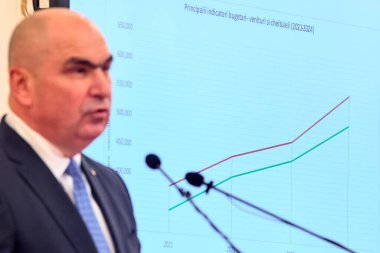 Bükreş, Romanya. 13 Haziran 2025: Romanya Başbakanı olarak atanması beklenen Ulusal Liberal Parti 'nin (PNL) geçici başkanı Ilie Bolojan, bütçe açığı konusunda basın toplantısı düzenledi.