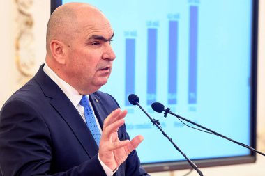 Bükreş, Romanya. 13 Haziran 2025: Romanya Başbakanı olarak atanması beklenen Ulusal Liberal Parti 'nin (PNL) geçici başkanı Ilie Bolojan, bütçe açığı konusunda basın toplantısı düzenledi.