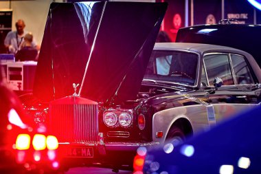 Bükreş, Romanya. 14 Haziran 2025: EVShop.eu tarafından yeniden tasarlanan bir Tesla Model 3 elektrikli motoru ile donatılmış 1972 Rolls Royce Corniche, Bükreş 'teki ROMEXPO Sergi Merkezi' nde TechExhibition 2025 sırasında sergilenmektedir..