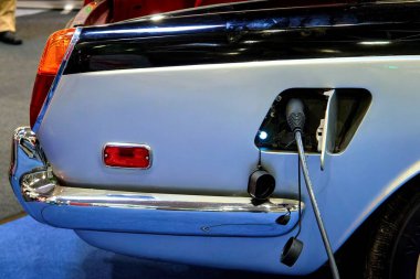 Bükreş, Romanya. 14 Haziran 2025: EVShop.eu tarafından yeniden tasarlanan bir Tesla Model 3 elektrikli motoru ile donatılmış 1972 Rolls Royce Corniche, Bükreş 'teki ROMEXPO Sergi Merkezi' nde TechExhibition 2025 sırasında sergilenmektedir..