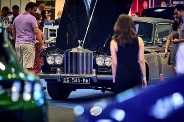 Bükreş, Romanya. 14 Haziran 2025: EVShop.eu tarafından yeniden tasarlanan bir Tesla Model 3 elektrikli motoru ile donatılmış 1972 Rolls Royce Corniche, Bükreş 'teki ROMEXPO Sergi Merkezi' nde TechExhibition 2025 sırasında sergilenmektedir..