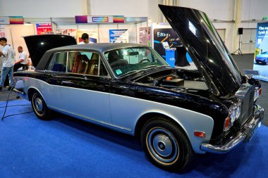 Bükreş, Romanya. 14 Haziran 2025: EVShop.eu tarafından yeniden tasarlanan bir Tesla Model 3 elektrikli motoru ile donatılmış 1972 Rolls Royce Corniche, Bükreş 'teki ROMEXPO Sergi Merkezi' nde TechExhibition 2025 sırasında sergilenmektedir..