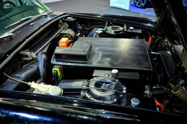 Bükreş, Romanya. 14 Haziran 2025: EVShop.eu tarafından yeniden tasarlanan bir Tesla Model 3 elektrikli motoru ile donatılmış 1972 Rolls Royce Corniche, Bükreş 'teki ROMEXPO Sergi Merkezi' nde TechExhibition 2025 sırasında sergilenmektedir..