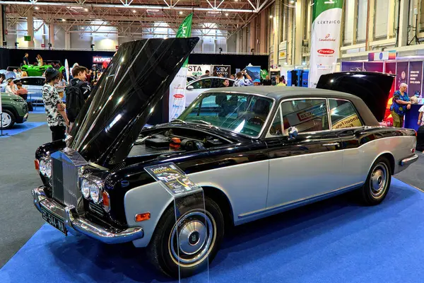 Bükreş, Romanya. 14 Haziran 2025: EVShop.eu tarafından yeniden tasarlanan bir Tesla Model 3 elektrikli motoru ile donatılmış 1972 Rolls Royce Corniche, Bükreş 'teki ROMEXPO Sergi Merkezi' nde TechExhibition 2025 sırasında sergilenmektedir..