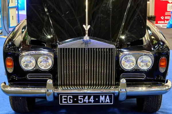 Bükreş, Romanya. 14 Haziran 2025: EVShop.eu tarafından yeniden tasarlanan bir Tesla Model 3 elektrikli motoru ile donatılmış 1972 Rolls Royce Corniche, Bükreş 'teki ROMEXPO Sergi Merkezi' nde TechExhibition 2025 sırasında sergilenmektedir..