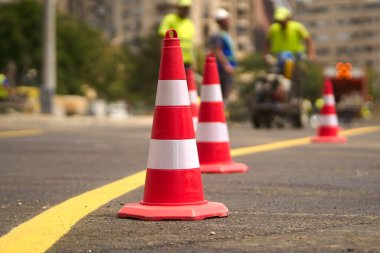 Bükreş, Romanya. 20 Haziran 2025: İşçiler, Unirii Meydanı 'ndaki Dambovita Nehri' ni kaplayan beton levhanın yeniden inşa alanından geçen yeni yolda yol işaretlerini bypass rotası olarak çizdiler. Bu resim sadece editörler içindir..