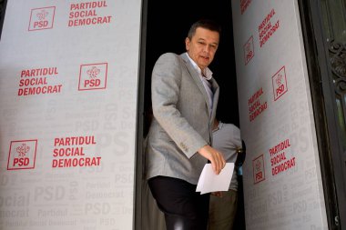 Bükreş, Romanya. 21 Haziran 2025: Sosyal Demokrat Parti 'nin (PSD) geçici başkanı Sorin Grindeanu, PSD Ulusal Siyasi Konseyi' nin Başbakan İlie Bo 'nun kabinesinde hükümete katılma oylaması sonrasında basına konuştu.
