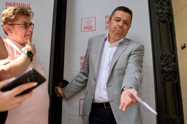 Bükreş, Romanya. 21 Haziran 2025: Sosyal Demokrat Parti 'nin (PSD) geçici genel başkanı Sorin Grindeanu (R), PSD Ulusal Siyasi Konseyi' nin Başbakan İli 'nin kabinesinde hükümete katılma oylaması sonrasında basına konuştu.