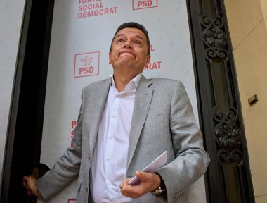 Bükreş, Romanya. 21 Haziran 2025: Sosyal Demokrat Parti 'nin (PSD) geçici başkanı Sorin Grindeanu, PSD Ulusal Siyasi Konseyi' nin Başbakan İlie Bo 'nun kabinesinde hükümete katılma oylaması sonrasında basına konuştu.