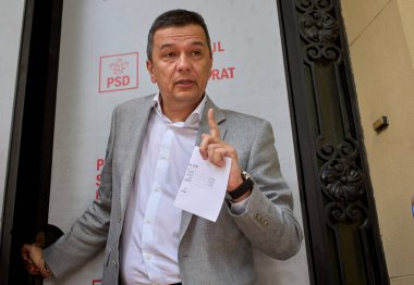 Bükreş, Romanya. 21 Haziran 2025: Sosyal Demokrat Parti 'nin (PSD) geçici başkanı Sorin Grindeanu, PSD Ulusal Siyasi Konseyi' nin Başbakan İlie Bo 'nun kabinesinde hükümete katılma oylaması sonrasında basına konuştu.