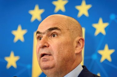 Bükreş, Romanya. 22 Haziran 2025: Romanya Başbakanı ve Ulusal Liberal Parti 'nin (PNL) geçici başkanı Ilie Bolojan, Parti Ulusal Siyasi Bürosu toplantısının ardından düzenlediği basın toplantısında konuştu..