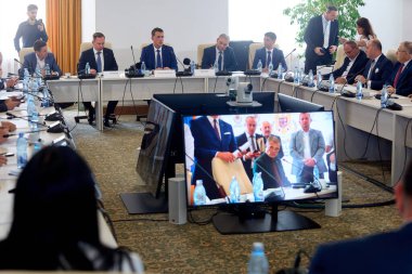 Bükreş, Romanya. 23 Haziran 2025: Ionut Mosteanu (C), önerilen Savunma Bakanı, Romanya Parlamentosu 'nun özel komiteleri tarafından dinleniyor.