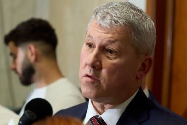 Bükreş, Romanya. 23 Haziran 2025: İçişleri Bakanı önerilen Catalin Predoiu, Romanya Parlamentosu 'nun özel komiteleri tarafından dinlendikten sonra basın açıklaması yaptı.
