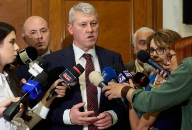 Bükreş, Romanya. 23 Haziran 2025: İçişleri Bakanı önerilen Catalin Predoiu, Romanya Parlamentosu 'nun özel komiteleri tarafından dinlendikten sonra basın açıklaması yaptı.