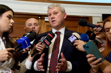 Bükreş, Romanya. 23 Haziran 2025: İçişleri Bakanı önerilen Catalin Predoiu, Romanya Parlamentosu 'nun özel komiteleri tarafından dinlendikten sonra basın açıklaması yaptı.