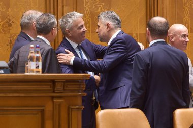 Bükreş, Romanya. 23 Haziran 2025: Eski Başbakan Marcel Ciolacu, Romanya 'nın Bolojan kabinesine ilişkin parlamentosunda yapılan güven oylamasında Başbakan Yardımcısı Dragos Anastasiu' yu karşıladı.