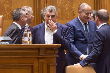 Bükreş, Romanya. 23 Haziran 2025: Eski Başbakan Marcel Ciolacu, Bolojan kabinesi için Romanya Parlamentosu 'nda yapılan güven oylamasına katıldı.