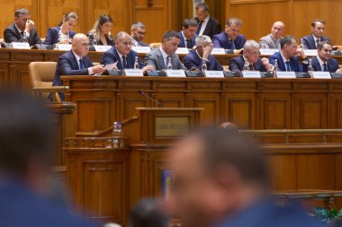 Bükreş, Romanya. 23 Haziran 2025: Romanya Başbakanı olarak atanan Ilie Bolojan, Romanya Parlamentosu 'nda hükümetinin güven oylamasına katıldı.