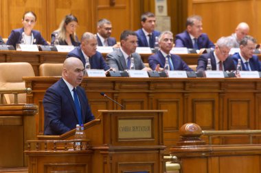 Bükreş, Romanya. 23 Haziran 2025: Romanya Başbakanı olarak atanan Ilie Bolojan, hükümetinin güvenoyu sırasında Romanya Parlamentosu 'na seslendi.