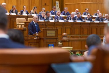 Bükreş, Romanya. 23 Haziran 2025: Romanya Başbakanı olarak atanan Ilie Bolojan, hükümetinin güvenoyu sırasında Romanya Parlamentosu 'na seslendi.