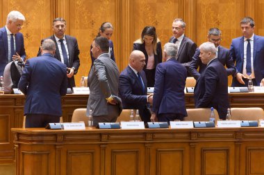 Bükreş, Romanya. 23 Haziran 2025: Romanya Başbakanı olarak atanan Ilie Bolojan, Romanya Parlamentosu 'nda hükümetinin güven oylamasına katıldı.